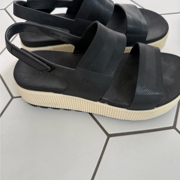 Reef Women's water vistahigher Black and Cream Platform Sandals - Picture 3 of 5